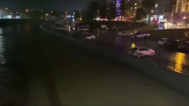 Çanakkale'de çay taştı, araçlar sular altında kaldı