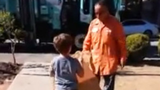 Cet enfant autiste a eu un merveilleux cadeau de la part d'un éboueur. Une rencontre riche en émotions