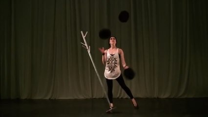 Cette jeune fille est une pro du jonglage. Elle va vous épater.