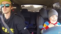 Ce papa sait comment rendre heureux son enfant en voiture. Sa réaction est merveilleuse