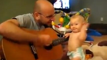 Ce bébé est déjà un grand fan de rock. Il danse dès que son père joue de la guitare