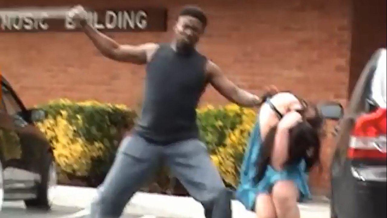 Cette femme est victime de violences conjugales en pleine rue. Vous ne devinerez jamais ce qui va la sauver