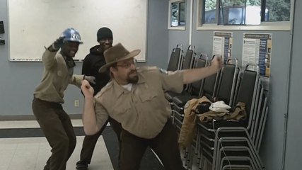 Cet homme est garde forestier, mais il est aussi un excellent danseur. La preuve