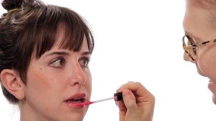 Ces hommes maquillent des femmes alors qu'il n'y connaissent rien. Le résultat est surprenant