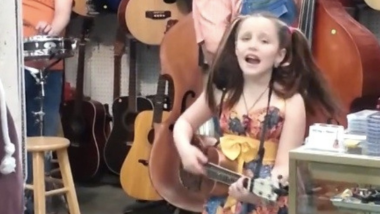 Cette jeune fille est une vraie prodige de la chanson. Découvrez son incroyable talent