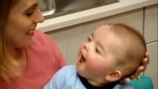 Grâce à un implant, ce bébé sourd entend la voix de sa mère. Sa réaction va vous faire craquer