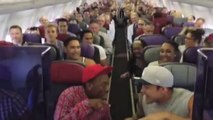 Ces passagers ont repris Le Roi Lion à bord d'un avion. Découvrez cette incroyable performance