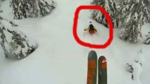 Ce skieur descend les pistes de façon impressionnante. Vous n'en reviendrez pas