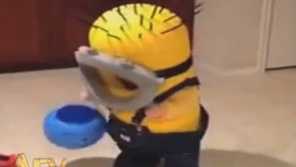 Ce petit garçon porte un sacré costume. Mais il n'avait pas prévu qu'il serait si peu pratique