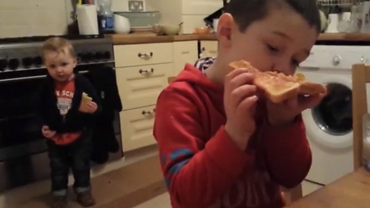 Ces garçons ont bien du mal avec leur goûter. Vous allez mourir de rire