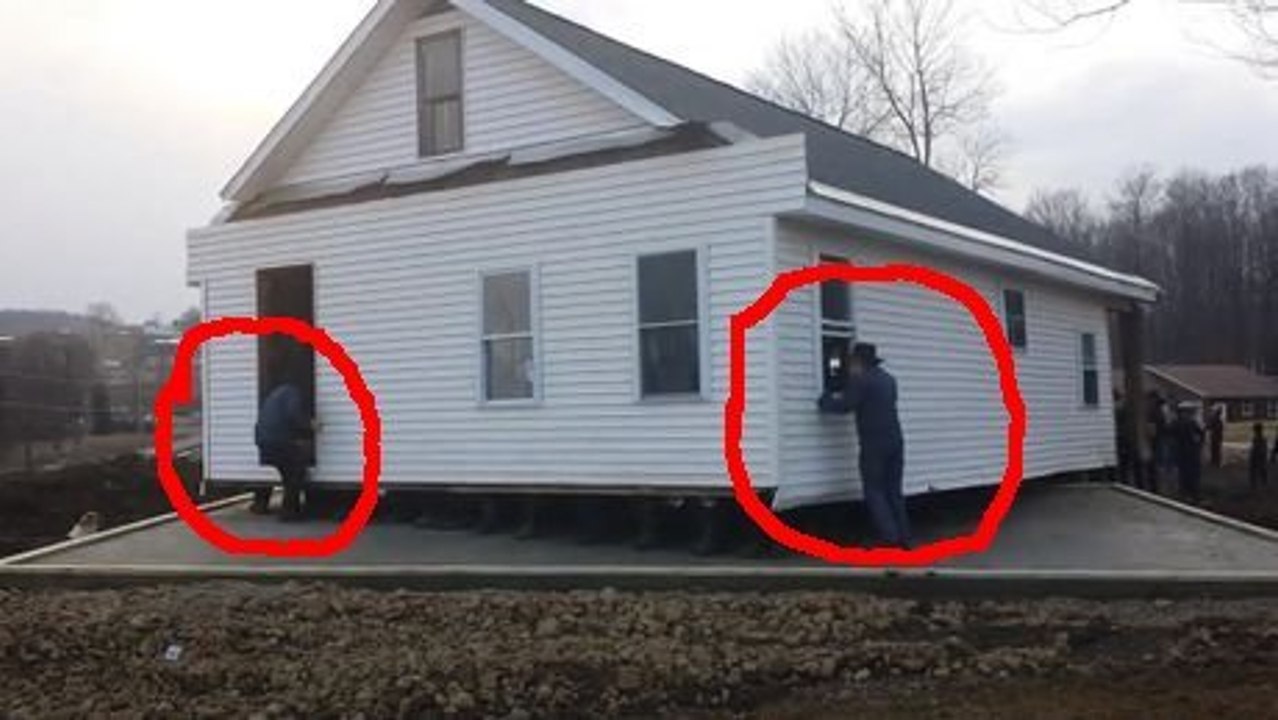 Ces hommes sont incroyables. Ils déplacent une maison à la force de leurs bras