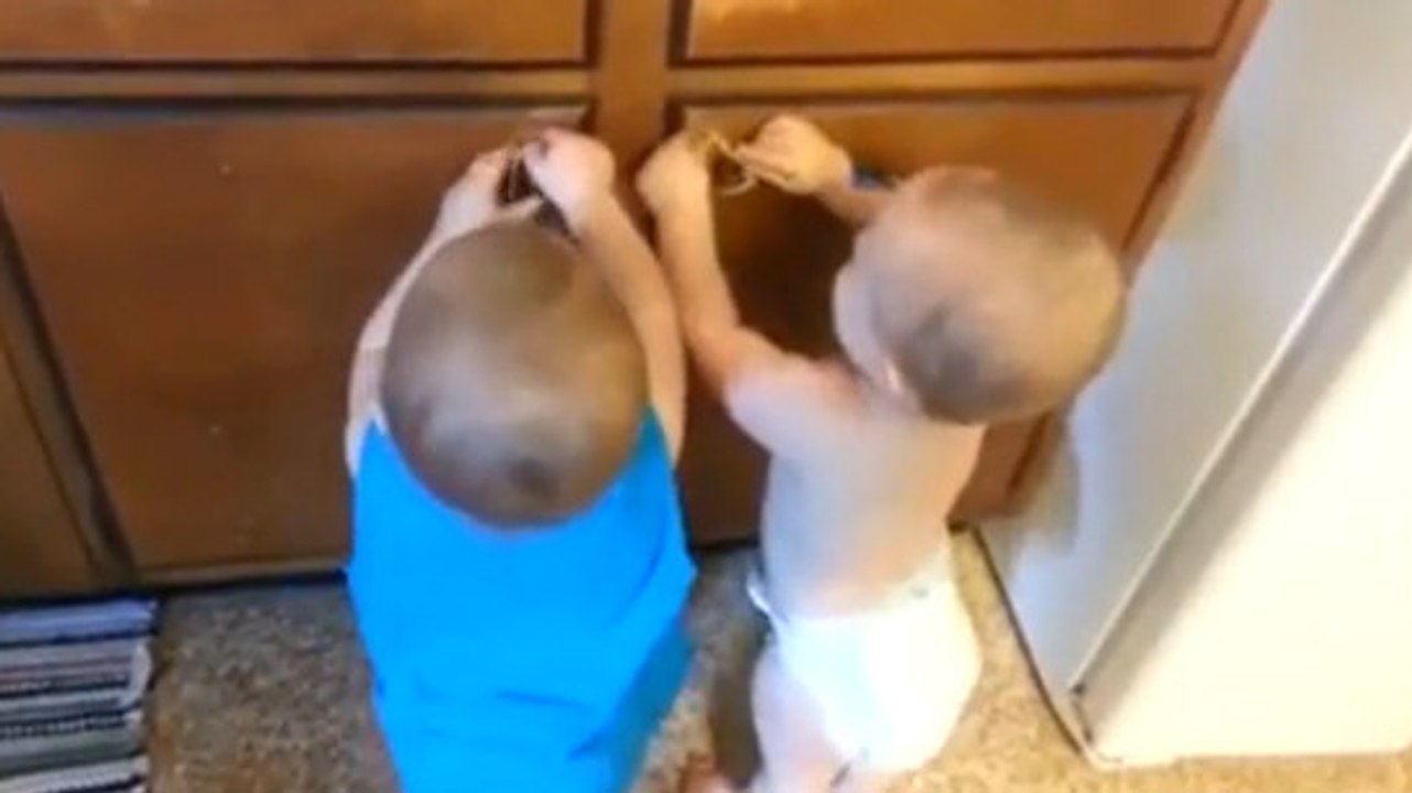 Ces bébés s'amusent comme des fous avec presque rien. La preuve en vidéo