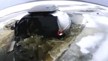 Rouler en voiture sur la glace est très dangereux. Ces jeunes russes l'ont bien compris