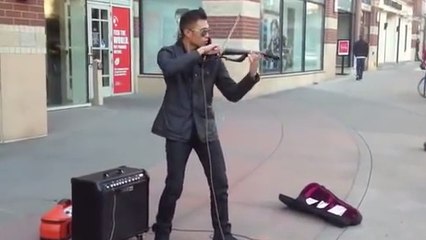 Ce violoniste possède un talent dingue. Regardez le jouer