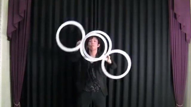 Ce jongleur pratique un type de jonglage particulier. Découvrez le contact