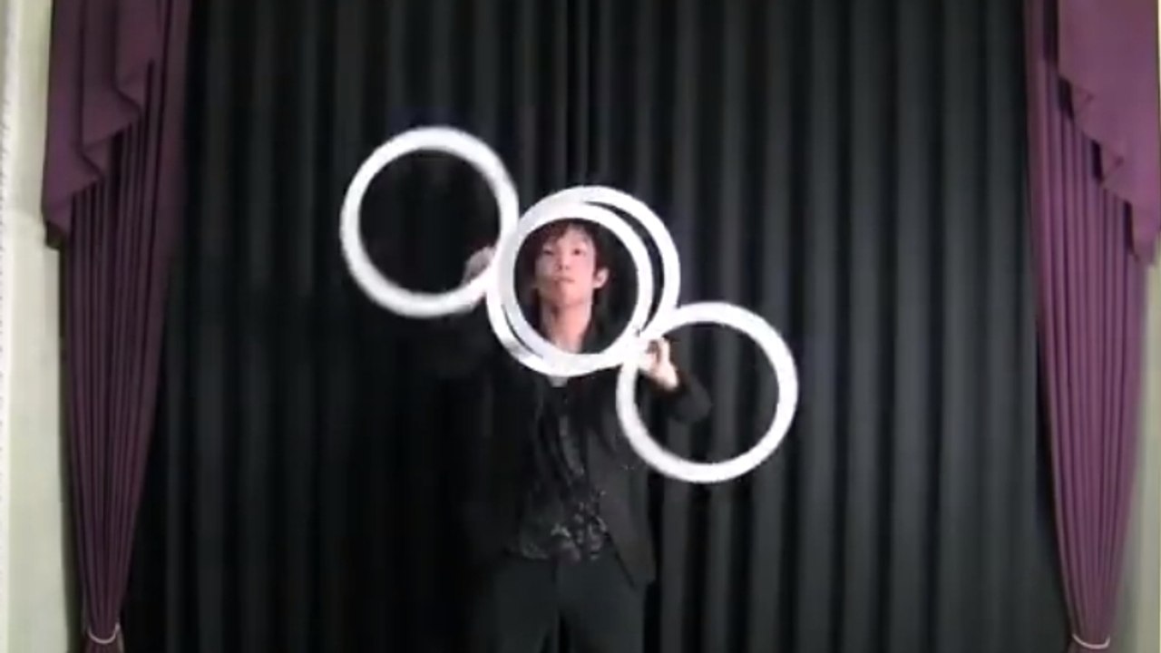 Ce jongleur pratique un type de jonglage partic...