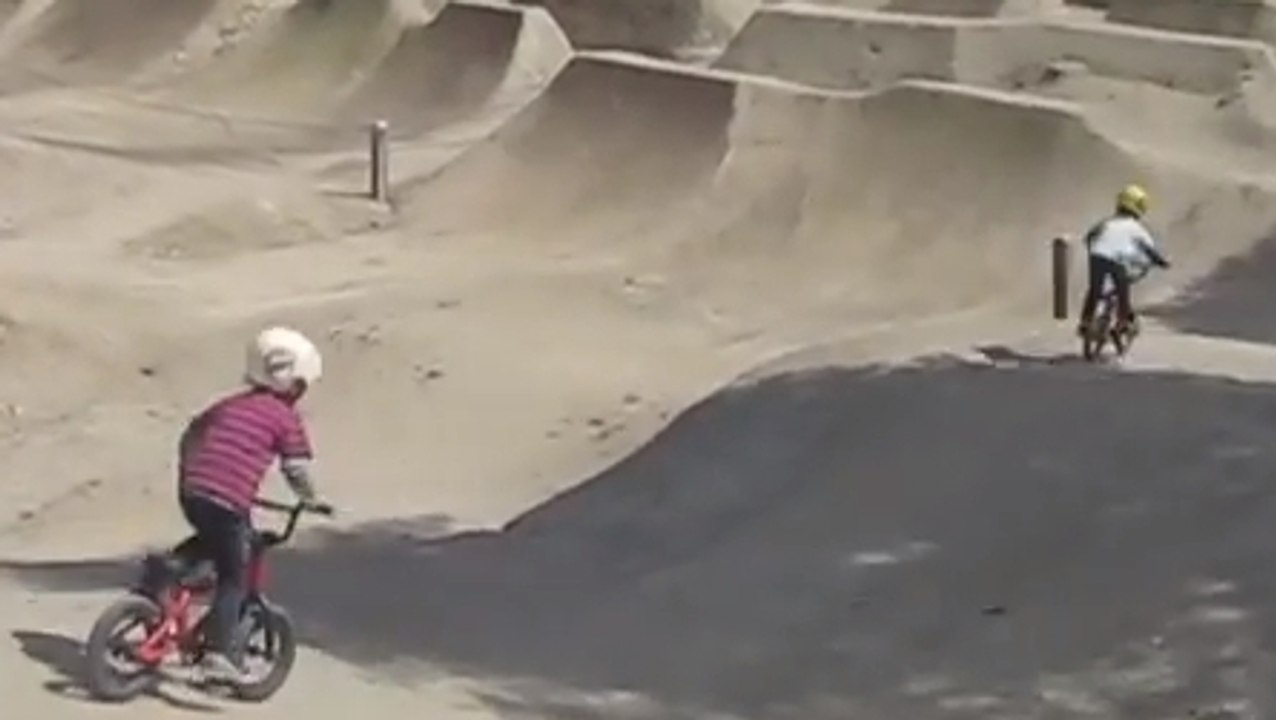 Ces jumeaux de quatre ans sont déjà des as du BMX. Ils vont vous bluffer