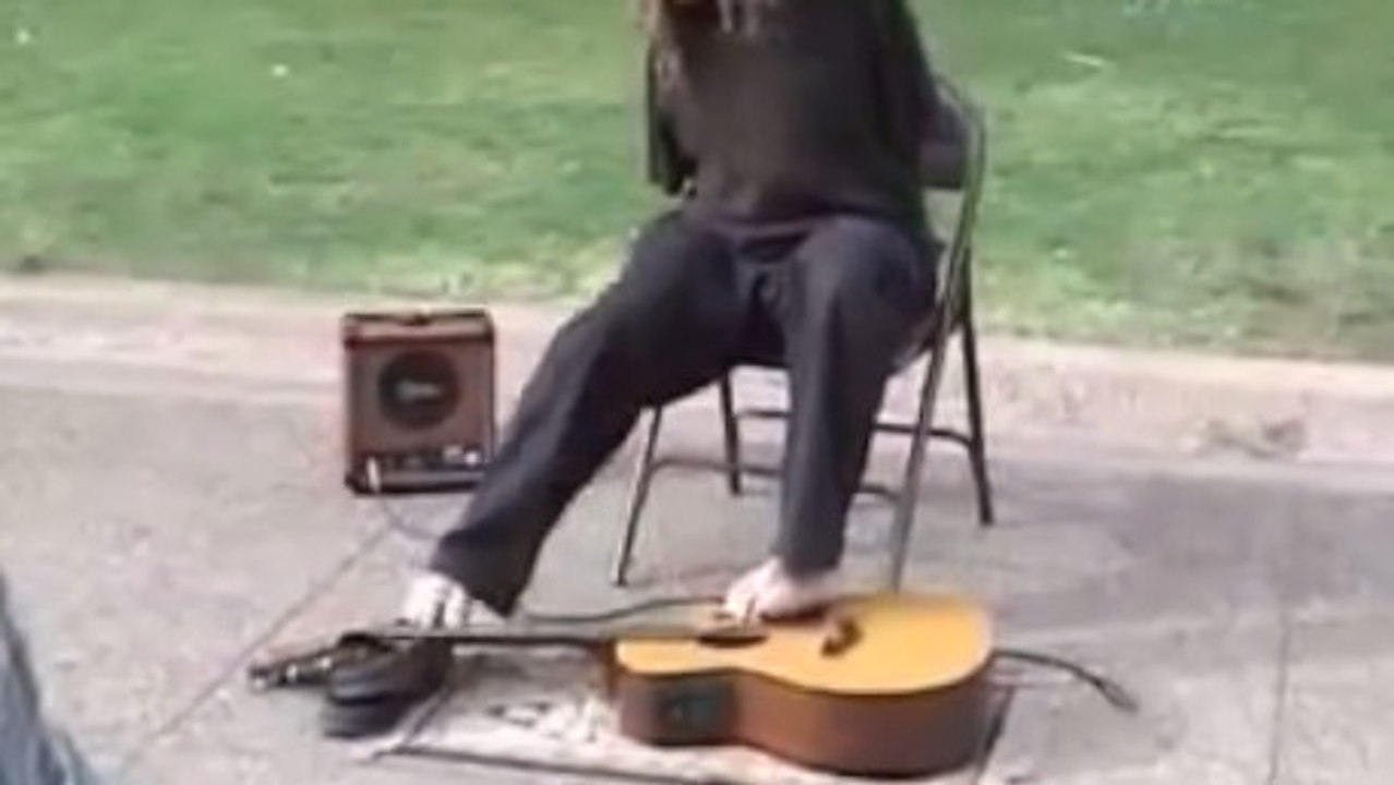 Sans bras, cet homme était condamné à ne jamais pouvoir jouer de la guitare. Finalement, il y parvient