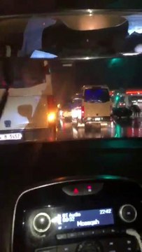 Dolmuşçular tünel kapatıp asker eğlencesi yaptı- Esenyurt'ta meşaleli asker eğlencesi trafiği zora soktu