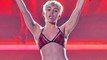 Miley Cyrus : toujours plus provocante, elle arrive sur scène en sous-vêtements