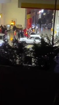 Çekmeköy'de benzin istasyonu çalışanlarıyla sürücüler arasındaki kavga kameraya böyle yansıdı