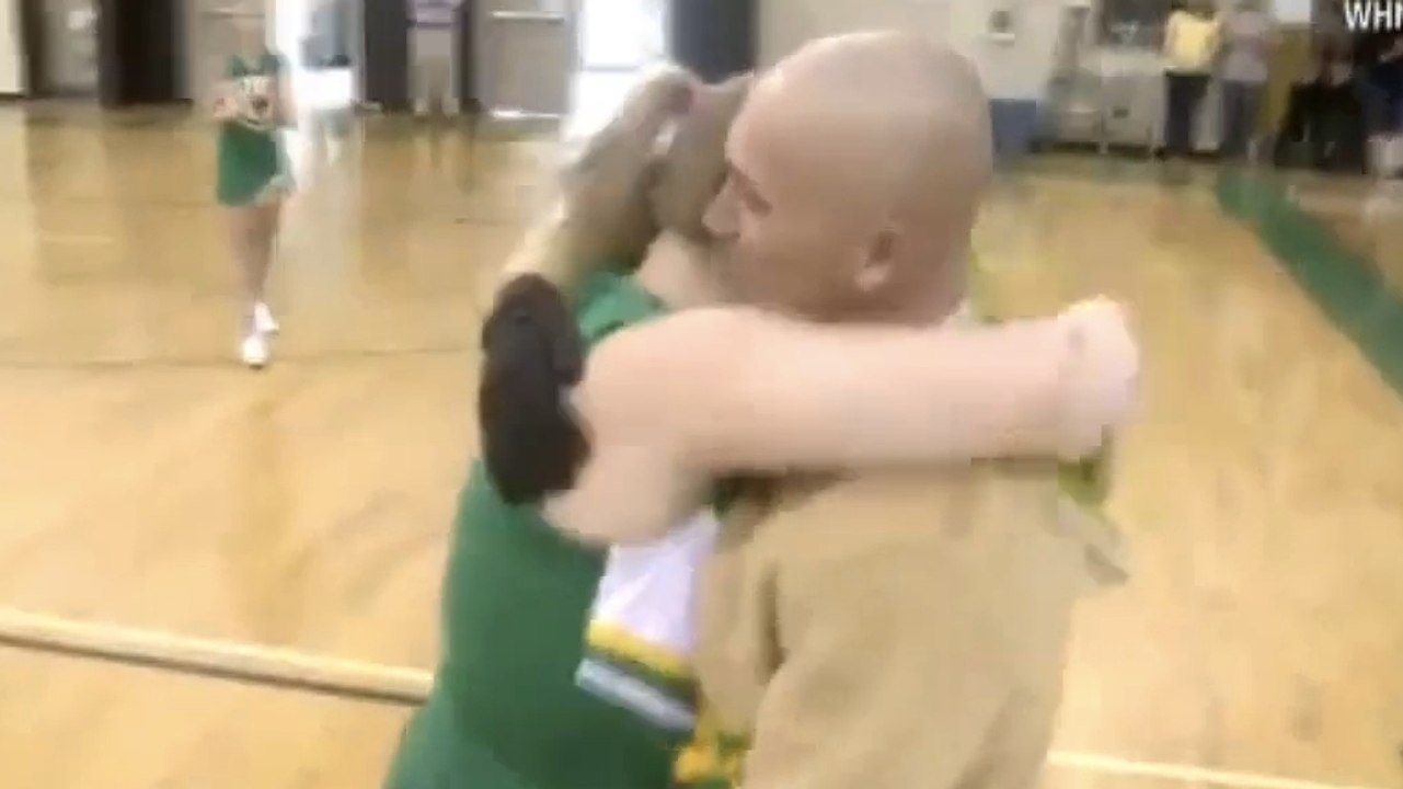 Ce soldat de retour d'Afghanistan fait une énorme surprise à ses enfants. Il va vous émouvoir