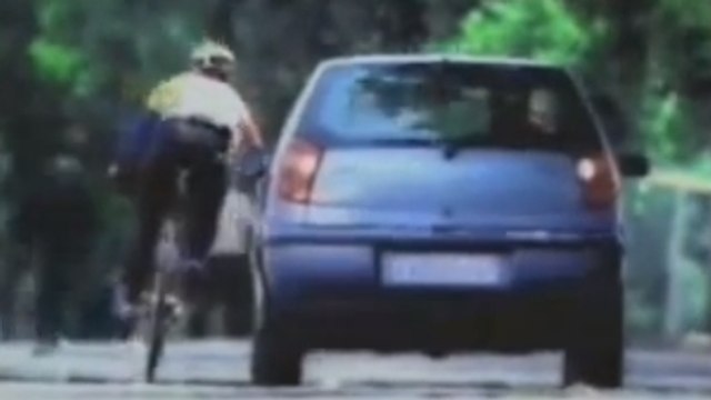 Ce cycliste n'aurait pas dû s'appuyer sur cette voiture. Son conducteur a décidé de lui faire une petite blague