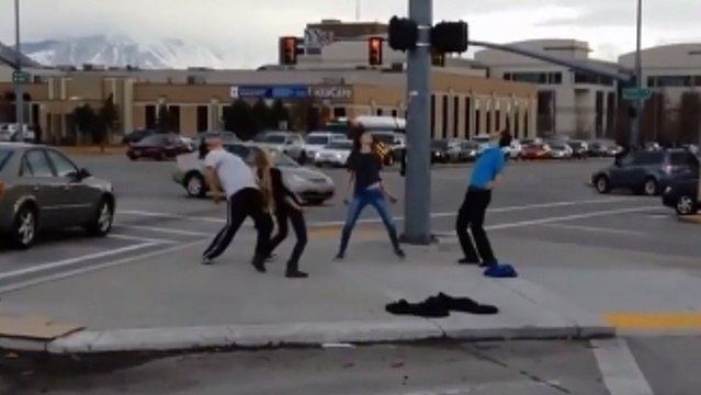 En perdant son pari, ce jeune homme a dû danser en public. Mais il ne s'attendait pas à ça