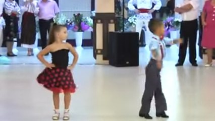 Ces deux enfants ont dansé à un mariage. Les invités ne s'attendaient pas à ça