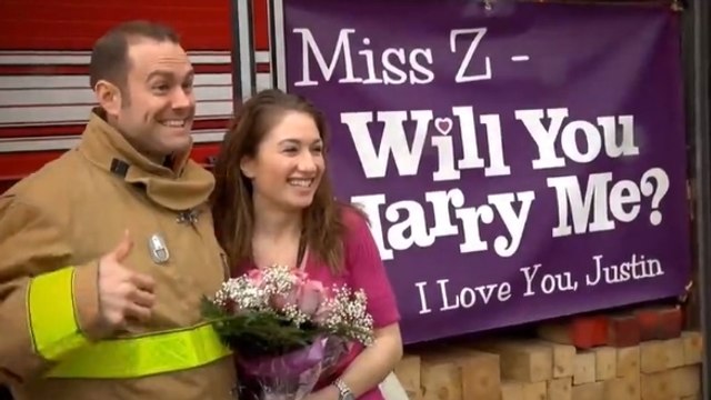 Ce jeune pompier a fait une incroyable demande en mariage à sa petite amie. Découvrez la