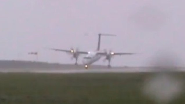Cet avion a frôlé le crash. Regardez cet incroyable atterrissage