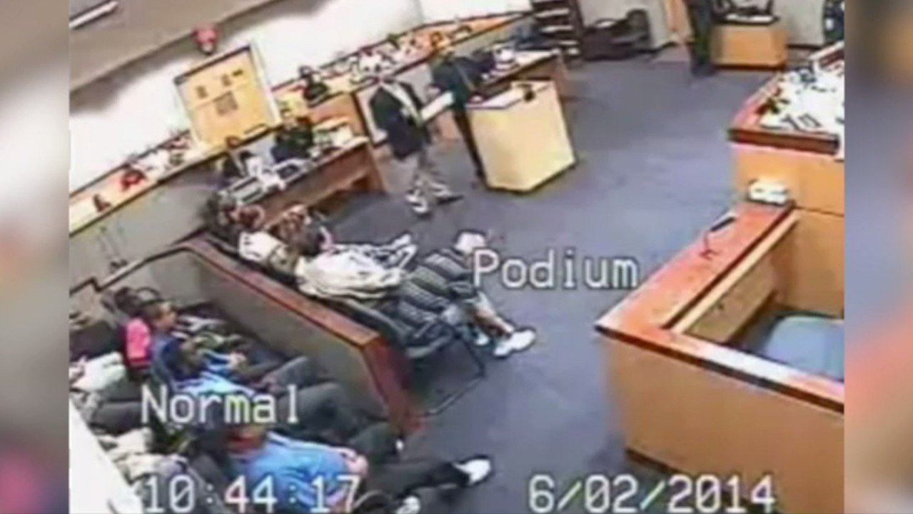 Une bagarre éclate entre le juge et l'avocat en pleine audience. Vous n'allez pas en croire vos yeux