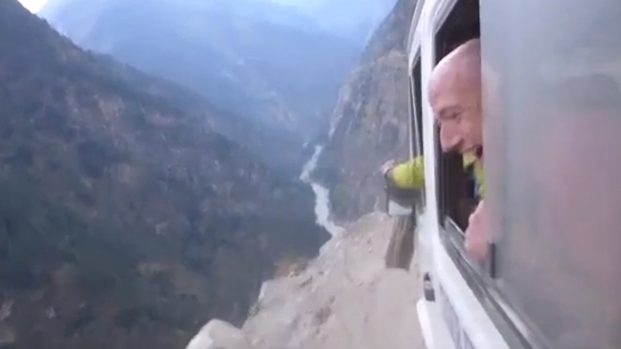 Cette route est la plus dangereuse du monde. Elle va vous effrayer