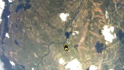 Ce parachutiste a frôlé une météorite en plein saut. Il a eu la peur de sa vie