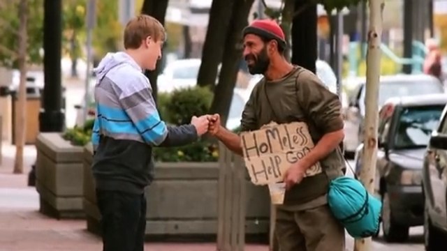 Ce jeune homme va offrir un cadeau inattendu aux plus démunis. Cette leçon de vie va vous émouvoir