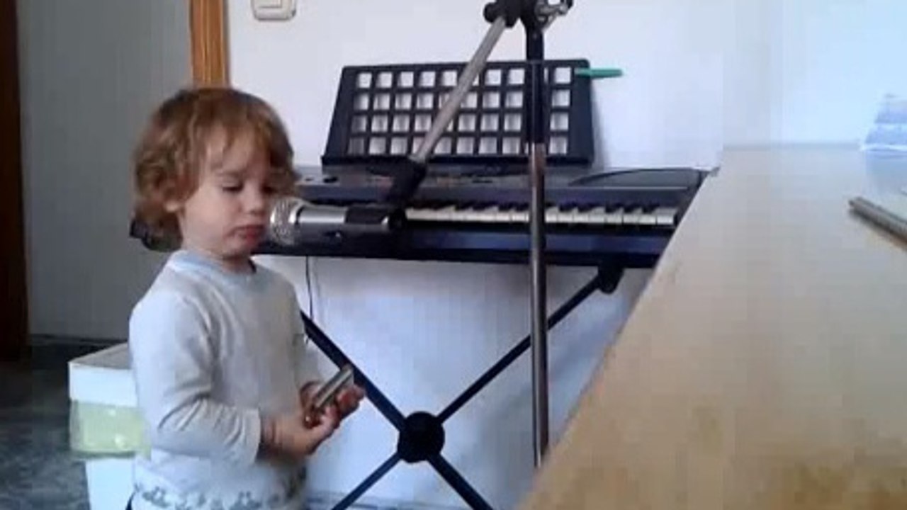 Ce petit garçon n'a que 2 ans. Mais il se voit déjà en star du blues