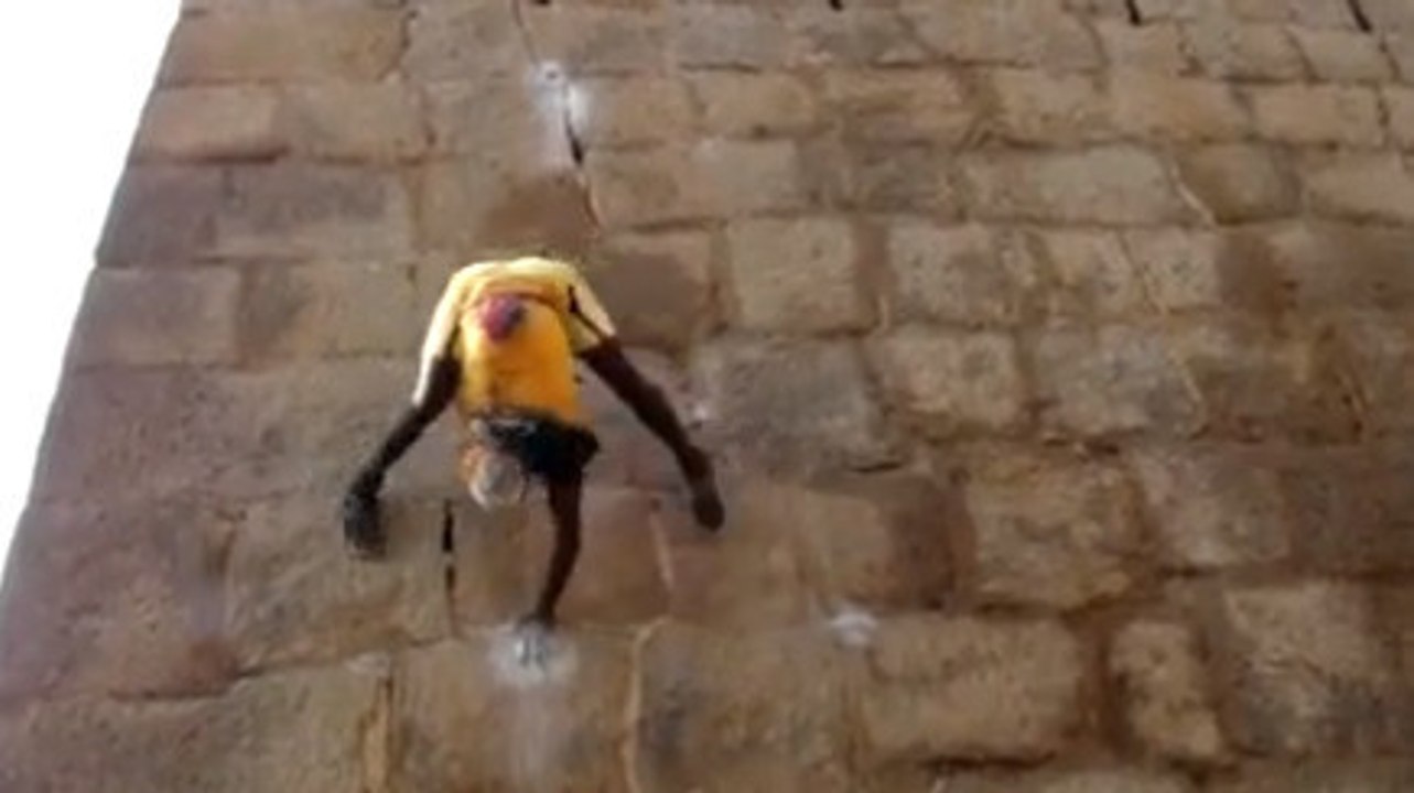 Cet indien parvient à grimper aux murs à mains nues ! Il va vous faire halluciner