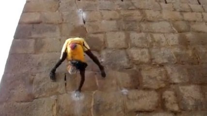 Cet indien parvient à grimper aux murs à mains nues ! Il va vous faire halluciner