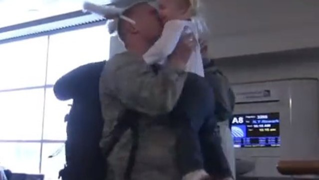 Cette fillette s'apprête à rencontrer un lapin de Pâques. Mais elle ne se doute pas de la surprise qui l'attend