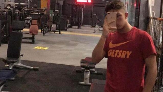 Galatasaray tişörtü giyen oyuncunun kulüpten kovulması gündem oldu