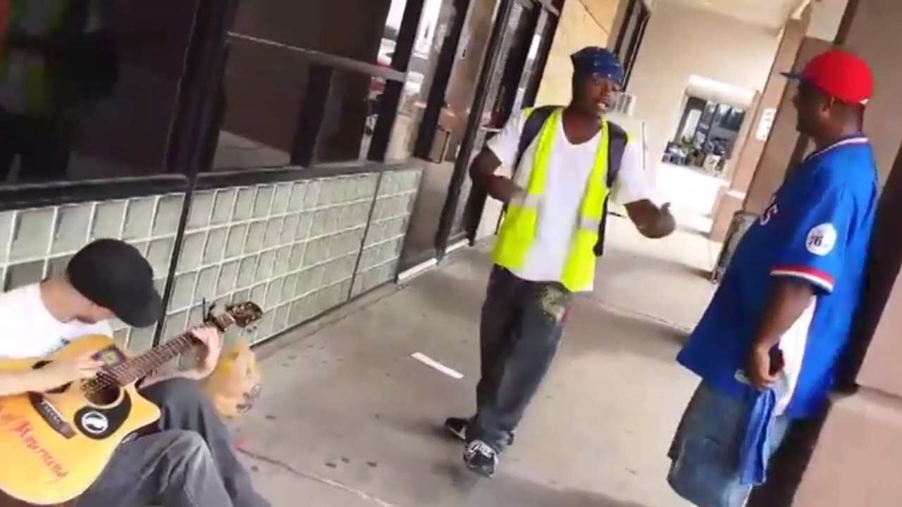 Ces trois inconnus se sont croisés dans la rue et ont commencé à chanter ensemble. Puis la magie a opéré
