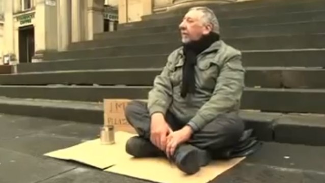 De simples mots peuvent tout changer. Et cette femme a rendu un grand service à ce mendiant aveugle