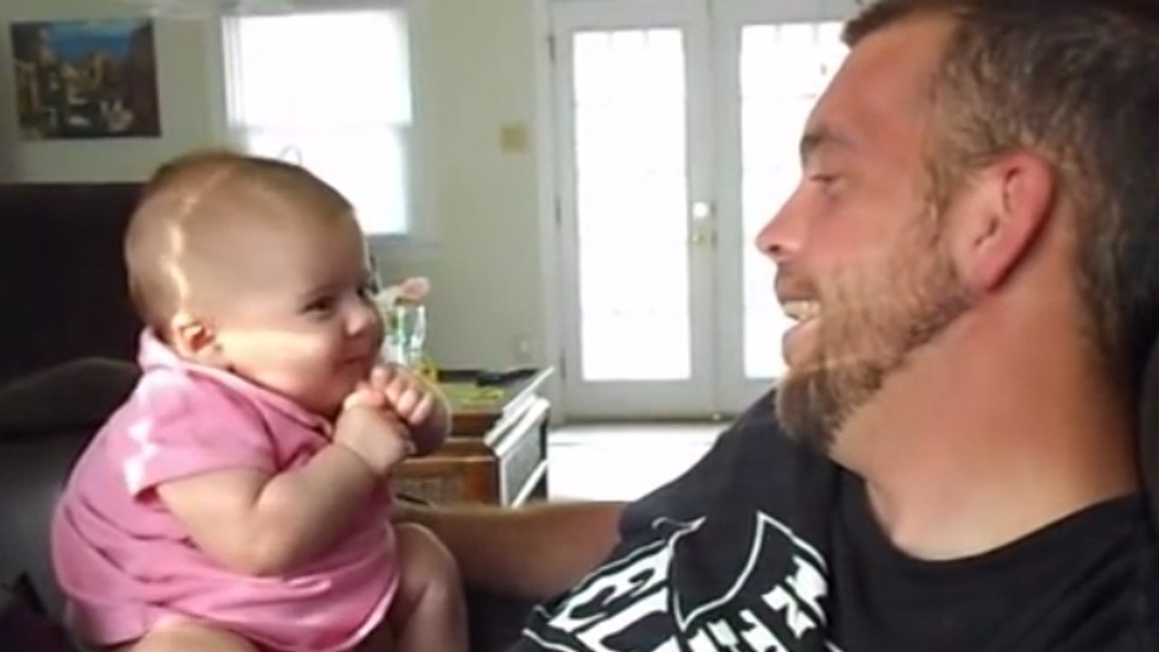 Cette petite fille n'a que deux mois. Mais elle sait déjà faire quelque chose d'extraordinaire pour son âge