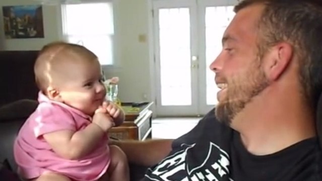 Cette petite fille n'a que deux mois. Mais elle sait déjà faire quelque chose d'extraordinaire pour son âge