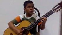 Ce jeune garçon est déjà un guitariste de génie. Sa reprise du thème de Titanic est incroyable
