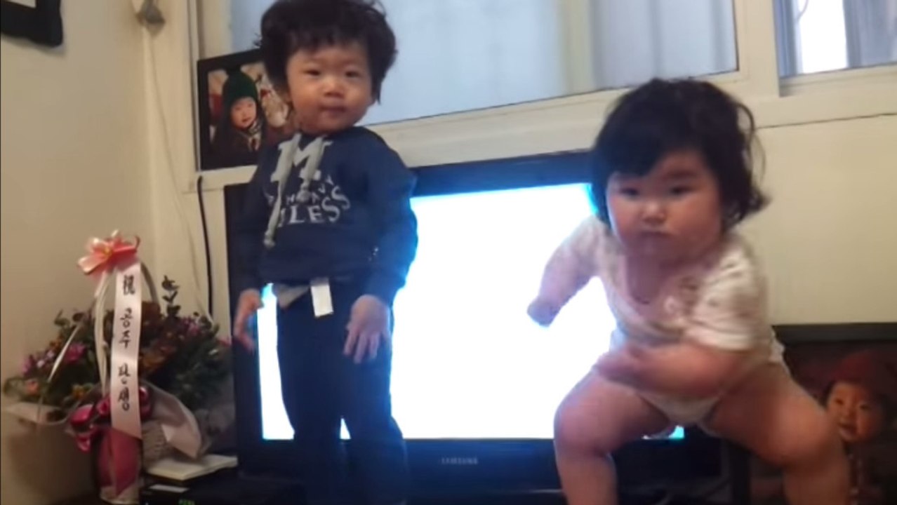 Ces deux bébés ont le rythme dans la peau. Ils vont vous faire fondre