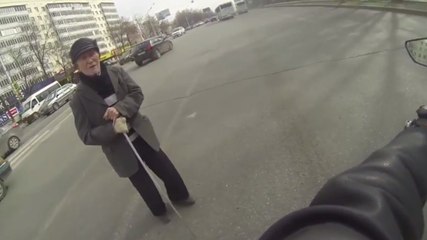 Un vieil homme est perdu au milieu de la route. Que vont faire les personnes présentes ?