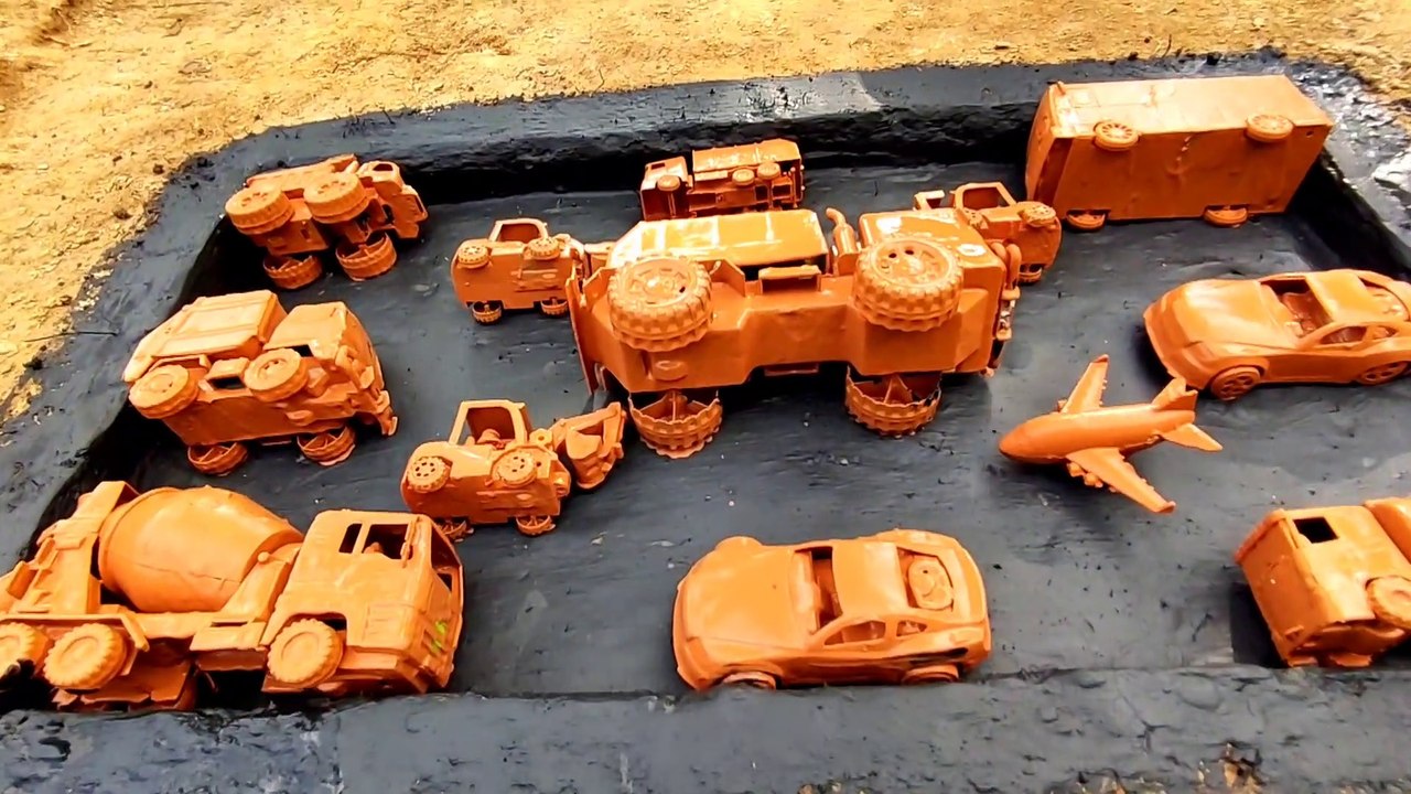 Membersihkan Mainan Truk, Bus Tayo, Excavator, Mobil Polisi, Mobil Pemadam, Mobil Robot, Truk Molen