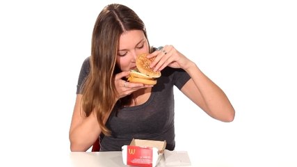 Ces personnes mangent de la nourriture de fast food pour la première fois de leur vie. Quelle sera leur réaction ?