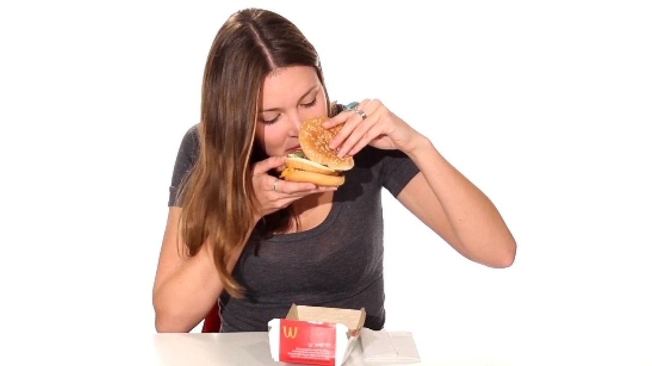 Ces personnes mangent de la nourriture de fast food pour la première fois de leur vie. Quelle sera leur réaction ?